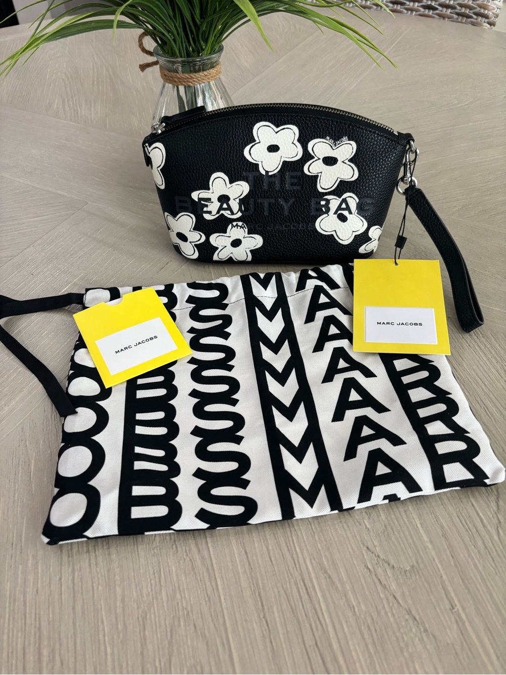 NWT Marc Jacobs Daisy Beauty Bag Wristlet Pouch SOLD OUT Rare πΌπ€π€